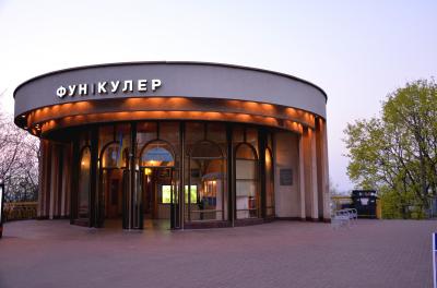 Вхід до верхньої станції київського фунікулеру